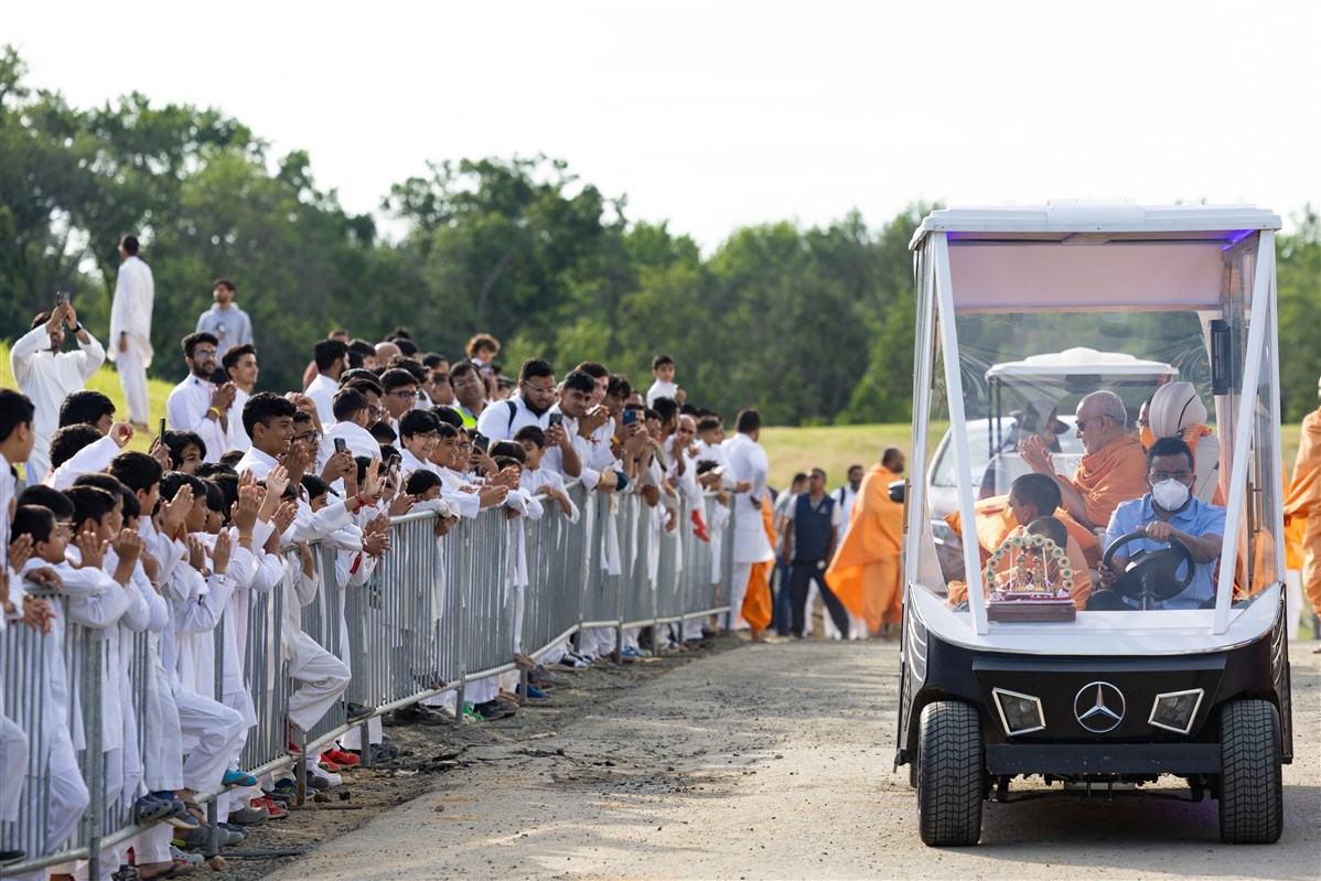 Swamishri greets children