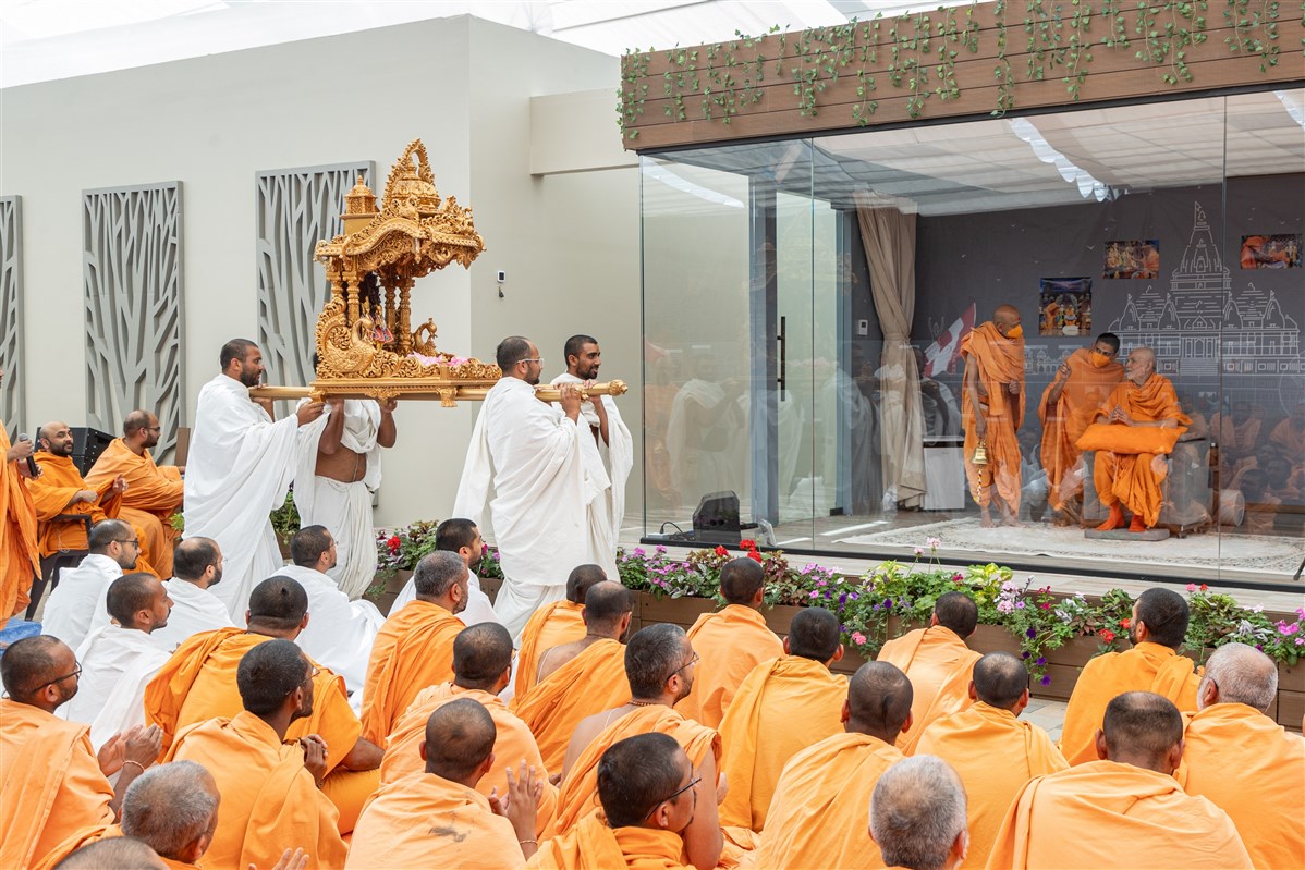Swamishri observes a procession of Shri Akshar Purushottam Maharaj