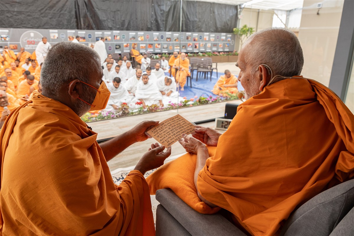 Swamishri reads the prayer said by Pramukh Swami Maharaj when he was appointed the president of the organization