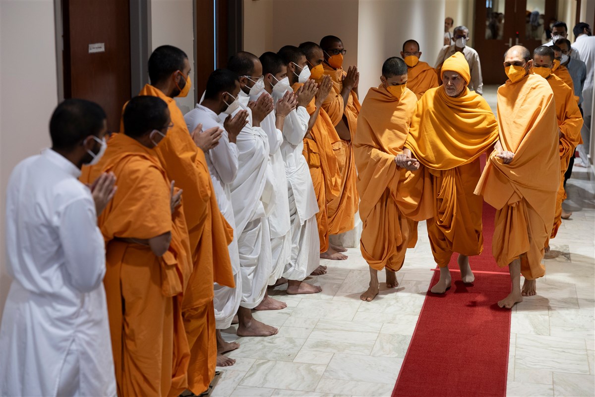 Param Pujya Mahant Swami Maharaj acknowledges and greets swamis