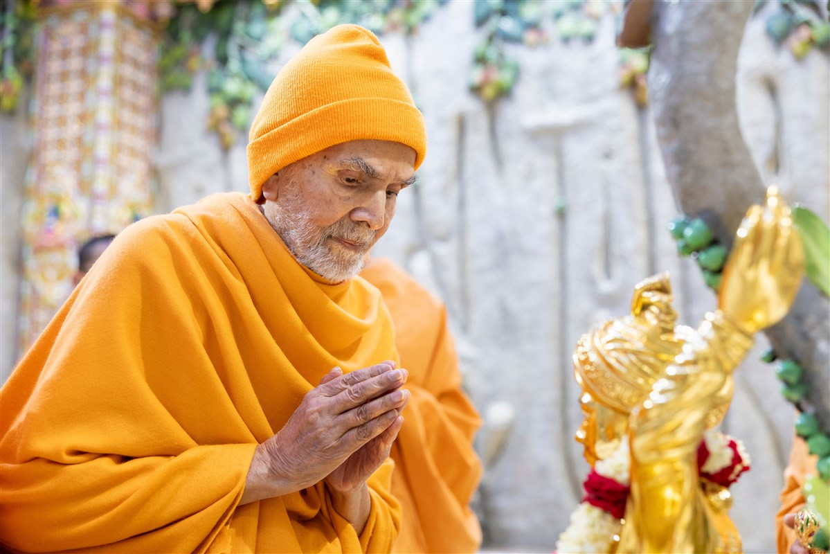 Swamishri prays to Shri Ghanshyam Maharaj