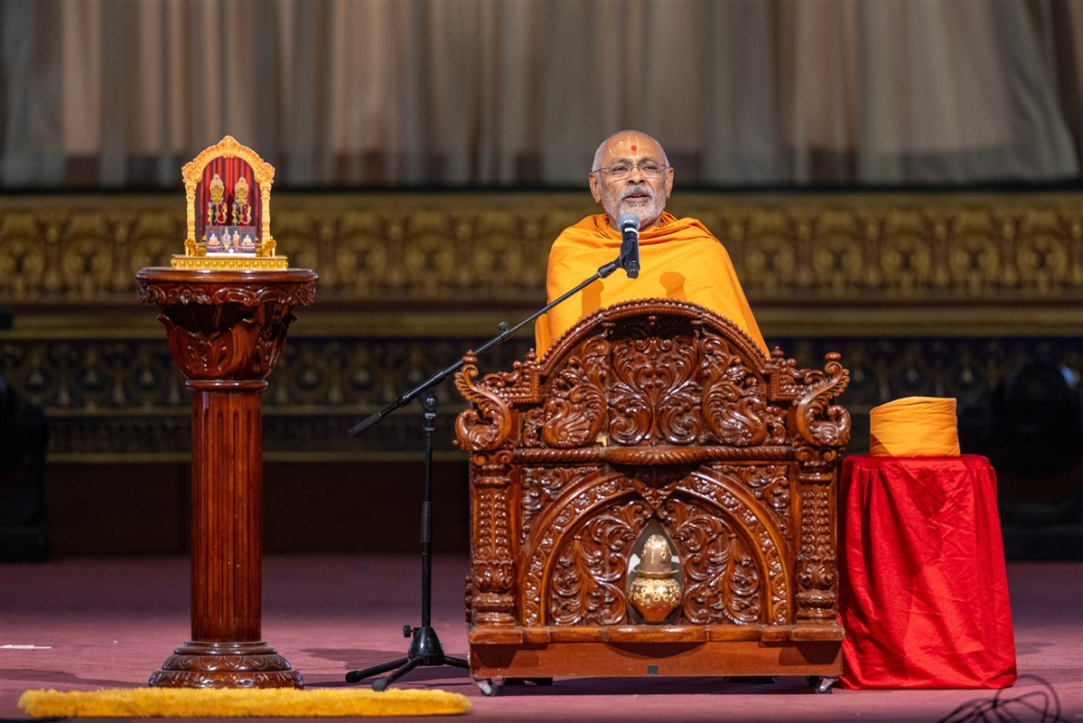 Shrutiprakashdas Swami addresses the assembly before Swamishri's puja
