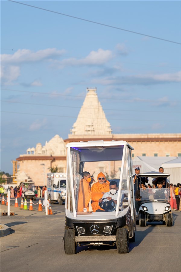 Swamishri on his way to his daily puja