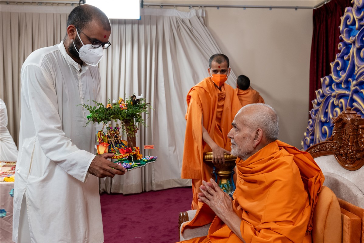 Swamishri commences puja with the darshan of Shri Harikrishna Maharaj and Shri Gunatitanand Swami