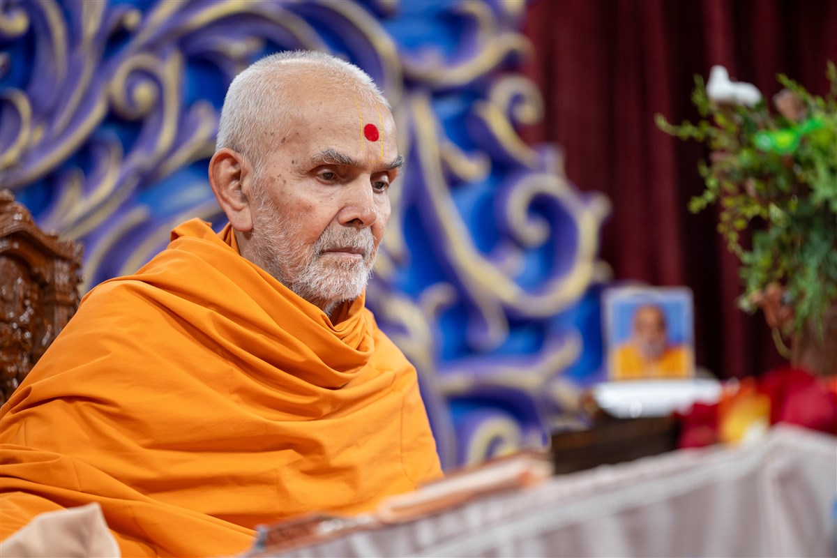 Swamishri, immersed in deep devotion, performs morning puja