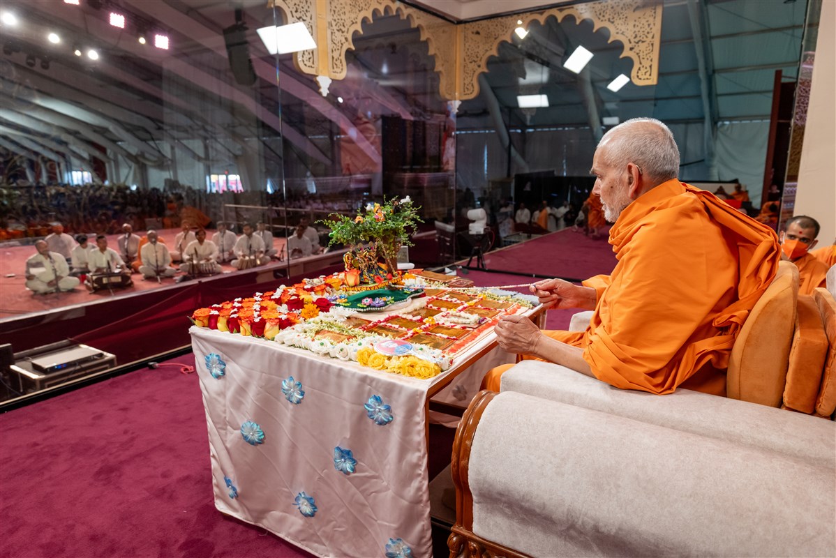Swamishri swings Shri Harikrishna Maharaj and Shri Gunatitanand Swami Maharaj in a hindolo