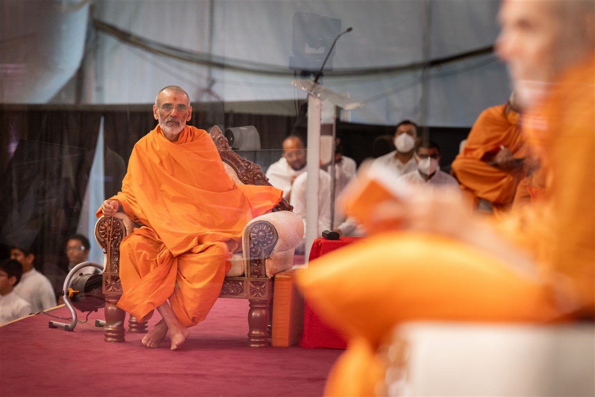 Anandswarupdas Swami engrossed in the darshan of Swamishri