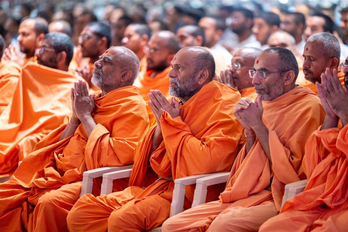 Swamis immersed in the darshan of Swamishri