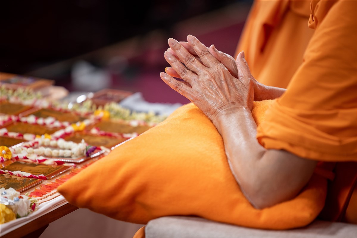 Swamishri offers heartfelt prayers