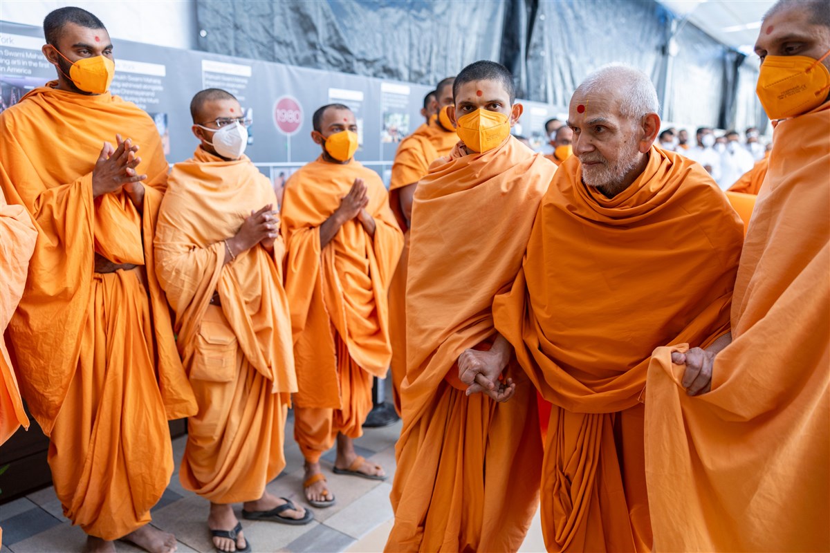 Swamishri greets swamis