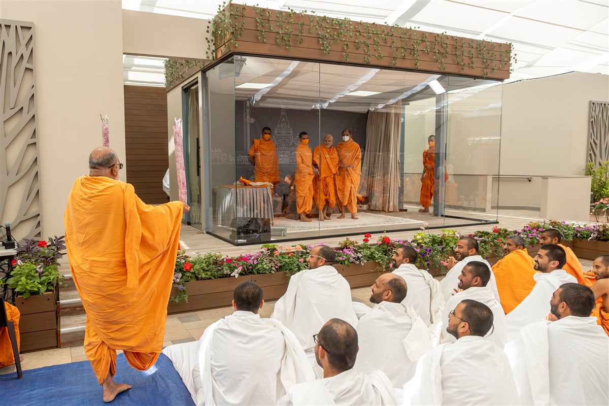 A swami presents before Swamishri