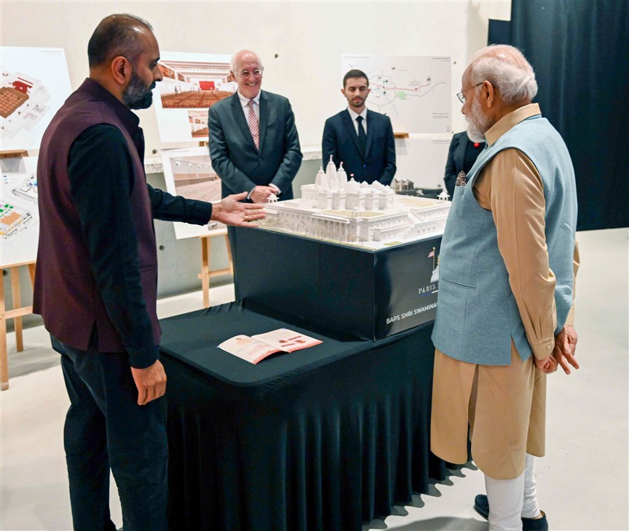 Sanjaybhai Kara, a trustee for BAPS UK, presented the 3D model of the mandir to Prime Minister Modi