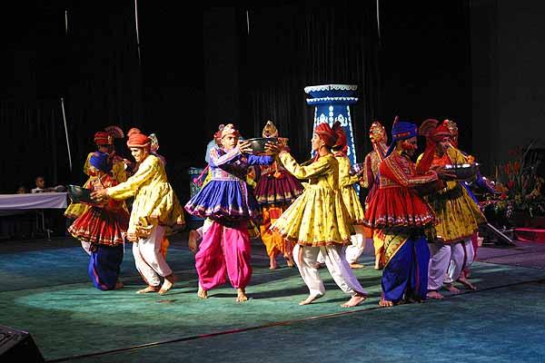 Kishori Din June 26, 2004 - Kishores perform lively dances in Swamishri's presence 