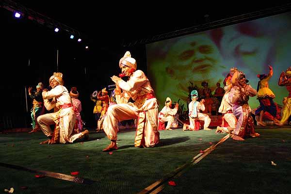 Kishori Din June 26, 2004 - Kishores perform lively dances in Swamishri's presence 