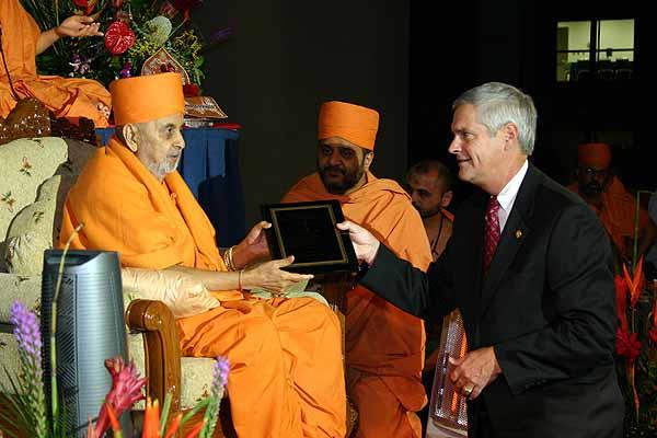 Kishori Din June 26, 2004 - Hon. Judge James Gray presents Swamishri with a plaque 