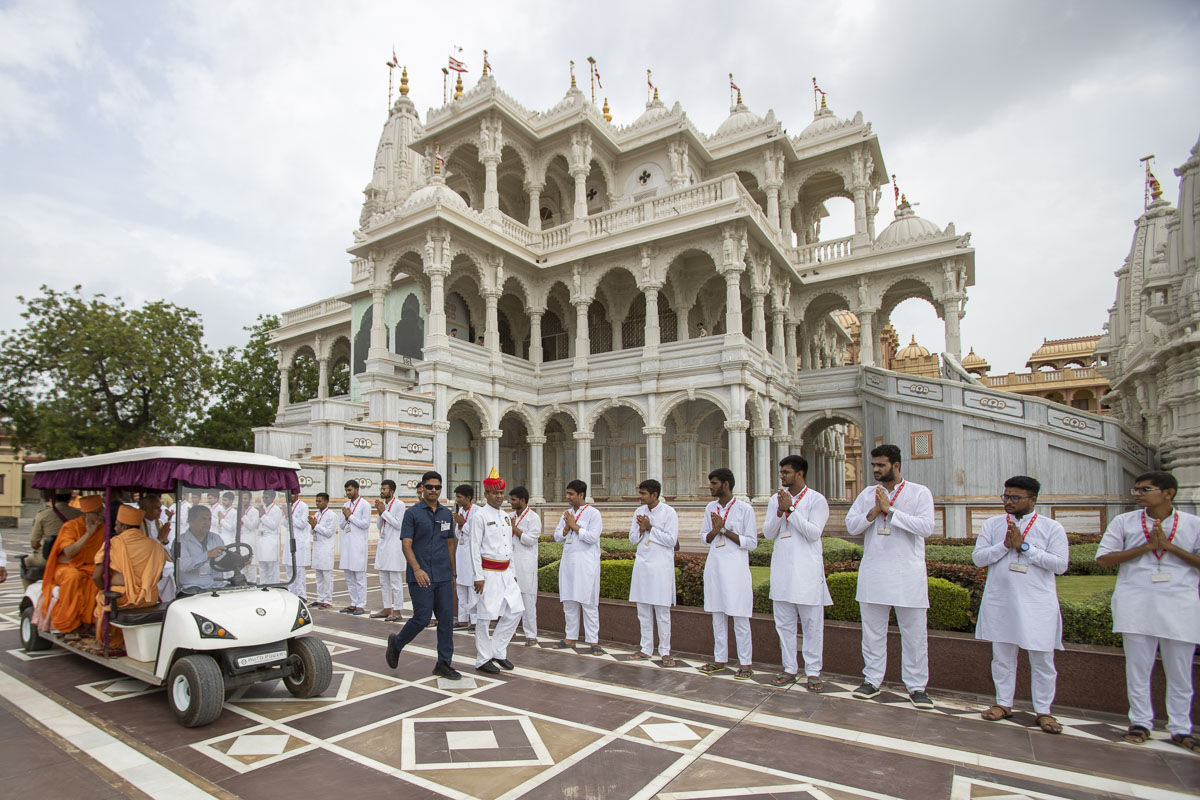Honorable Governor of Gujarat Attends Natural Farming Conference, Sarangpur