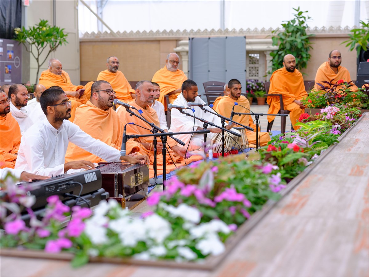 Swamis engaged in kirtan bhakti