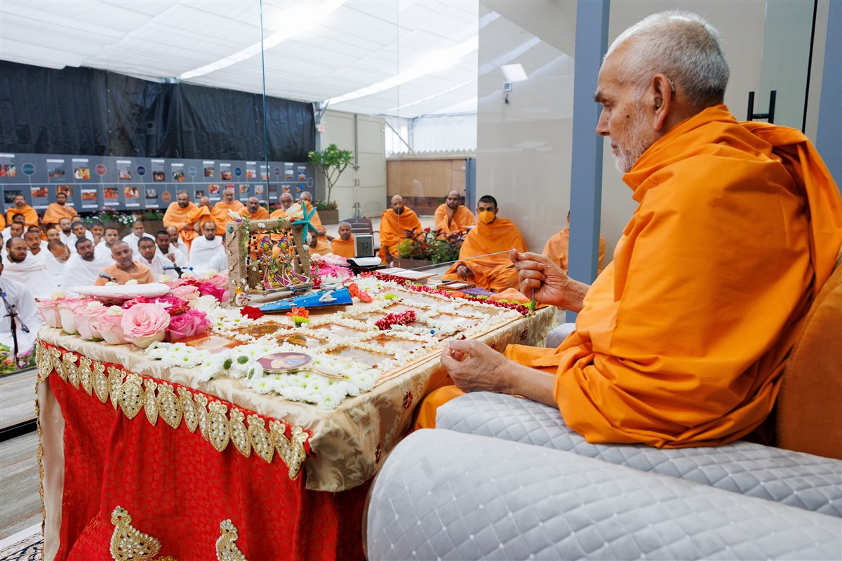 Swamishri swings Shri Harikrishna Maharaj and Shri Gunatitanand Swami Maharaj in a hindolo