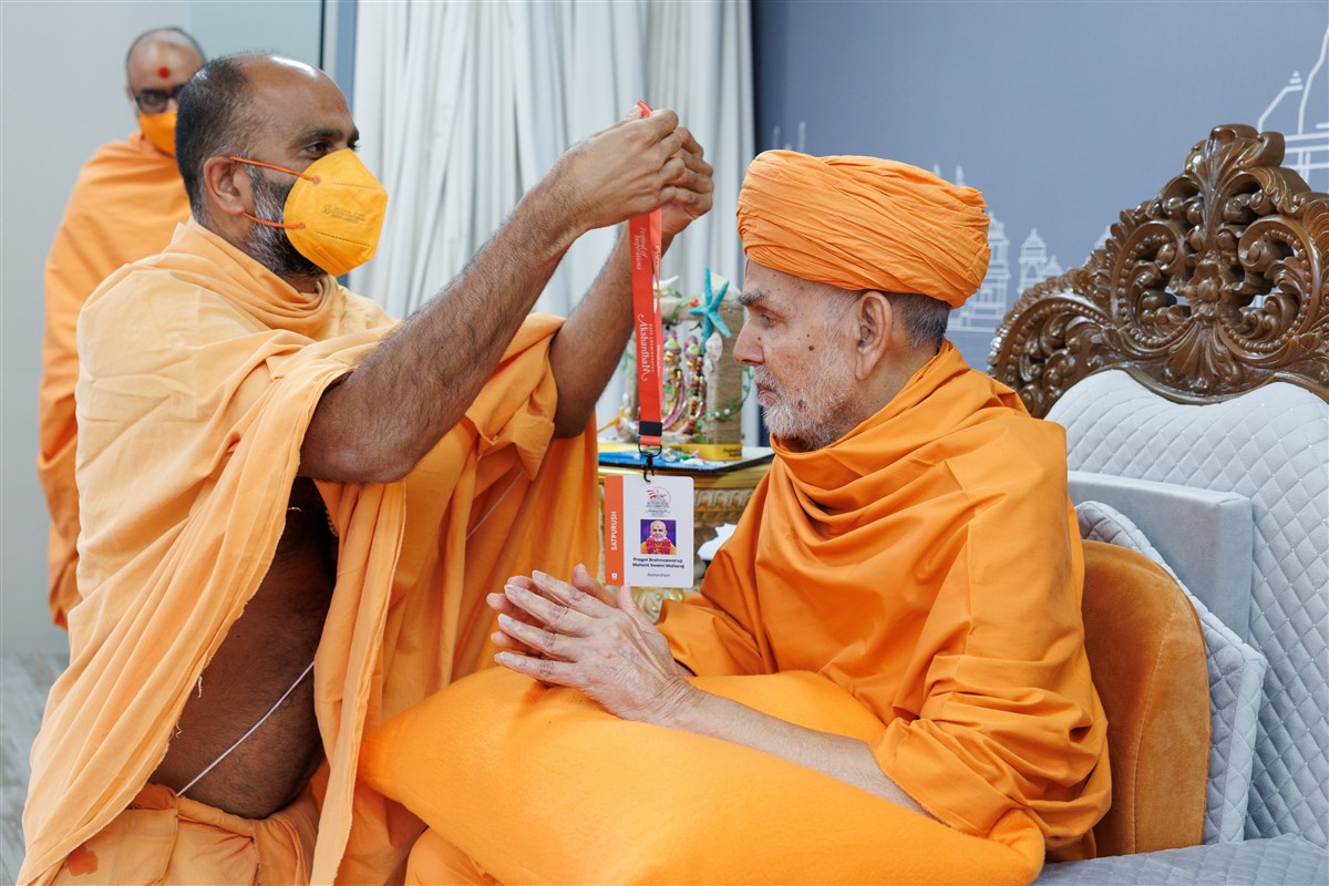Swamishri receives the Akshardham Mahotsav ID badge