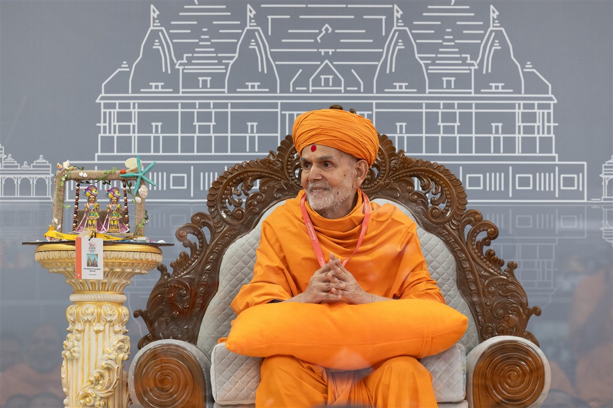 Swamishri immersed in a mood of delight and joviality