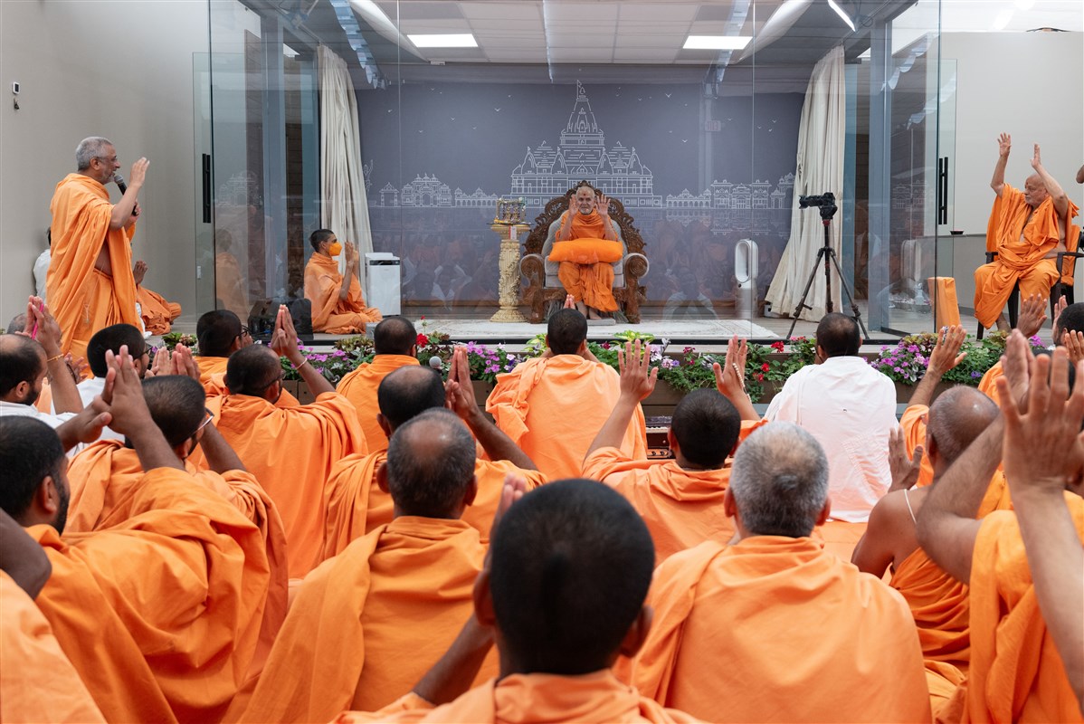 Swamishri blesses the assembly