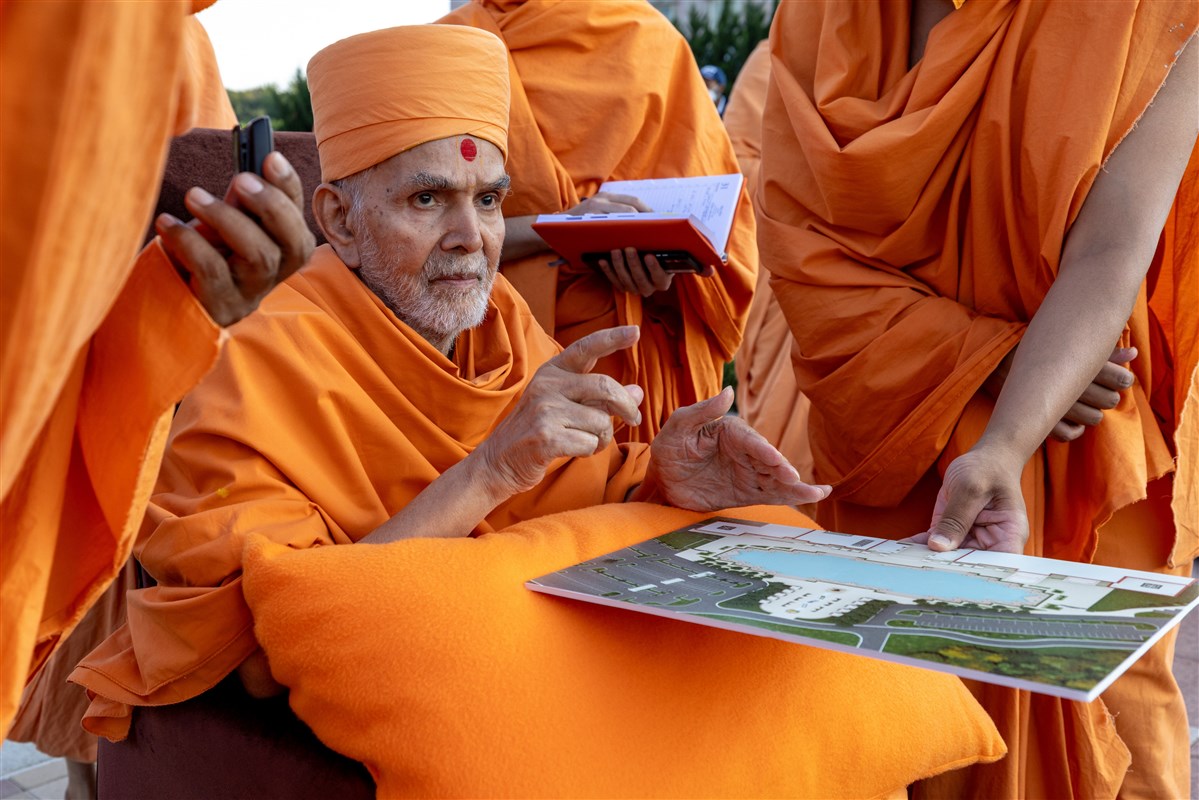 Information about the Brahma Kund is presented to Swamishri