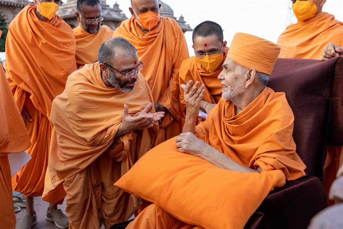 Swamishri blesses a swami
