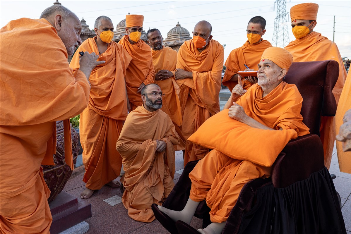 Swamishri listens to Sadguru Pujya Ishwarcharandas Swami