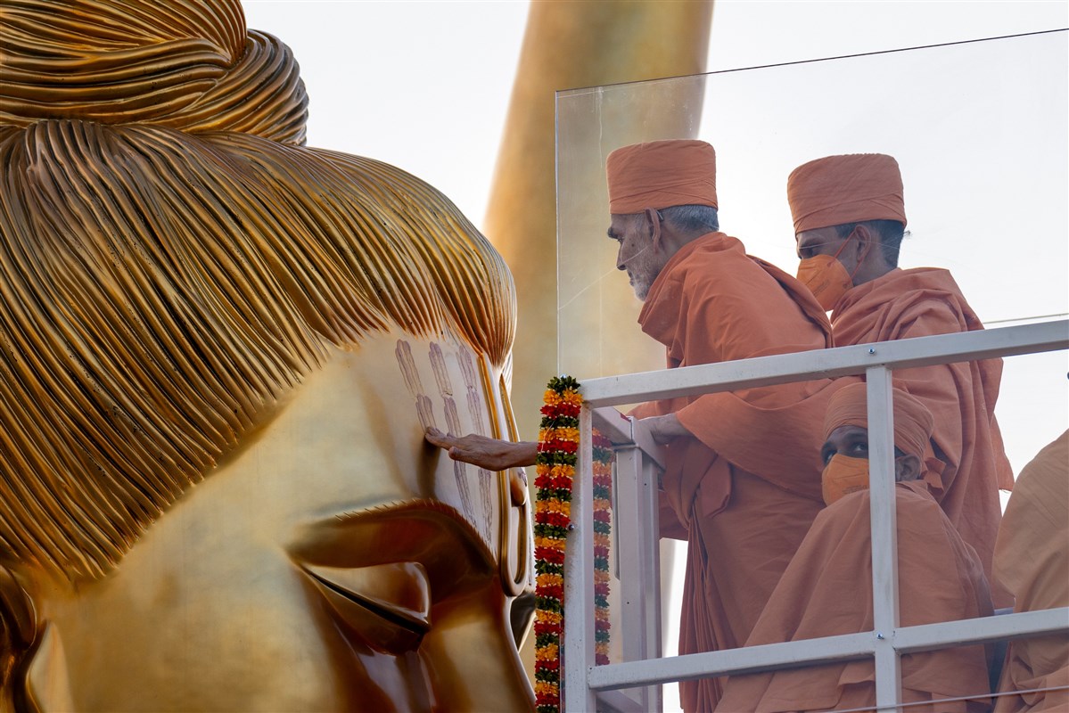 Swamishri performs the pujan of Shri Nilkanth Varni