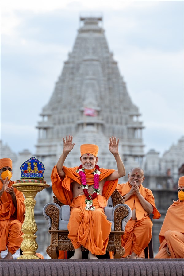 Swamishri imparts his blessings with both hands