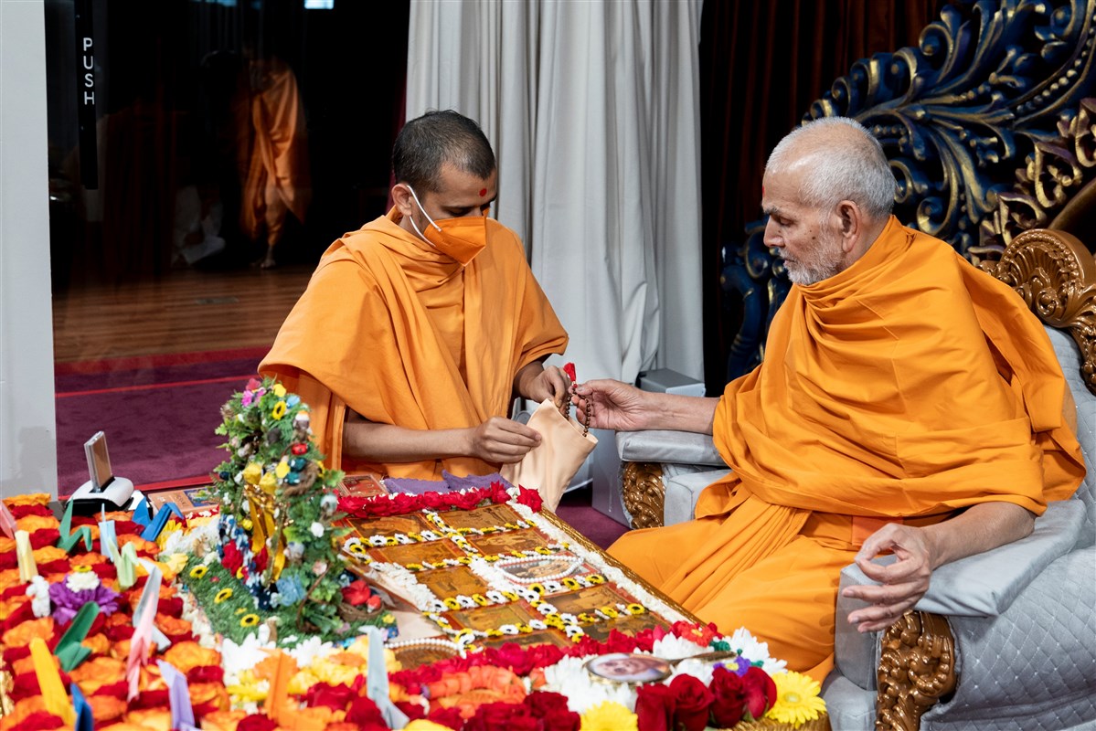 Swamishri prepares to do mala in his puja