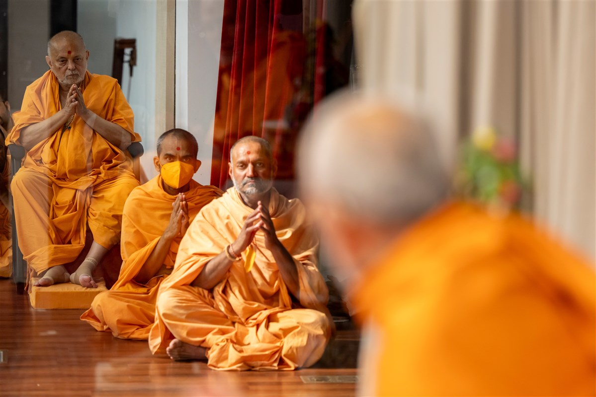 Sadguru Ishwarcharandas Swami and swamis, engrossed in the darshan of Swamishri
