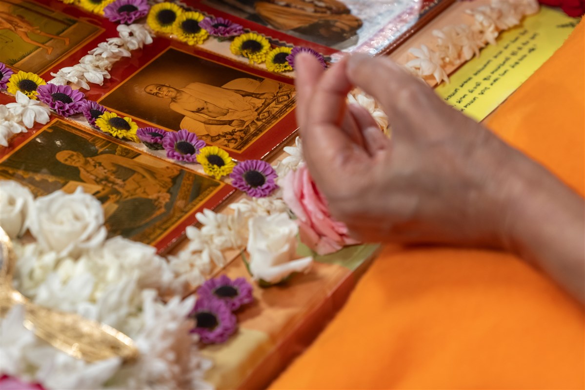 Swamishri doing mudra during thal