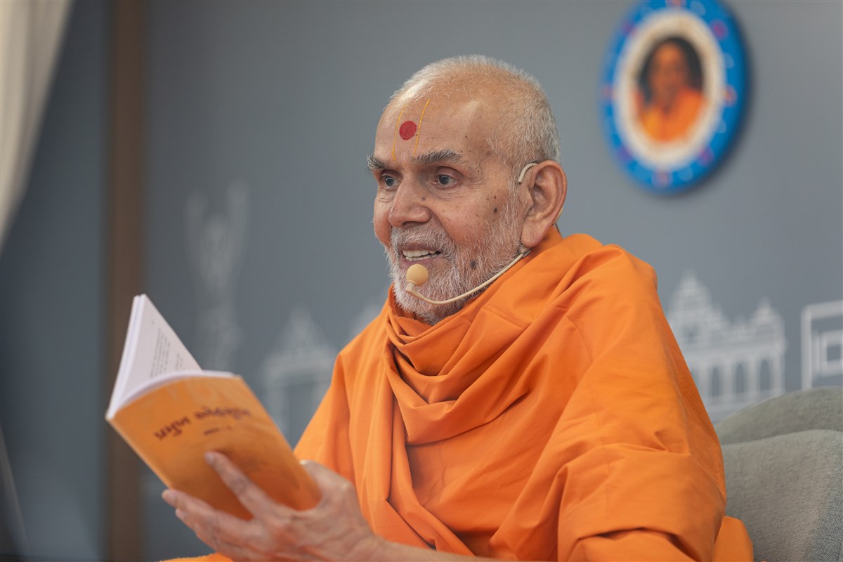 Swamishri addresses swamis and sadhaks in the afternoon assembly