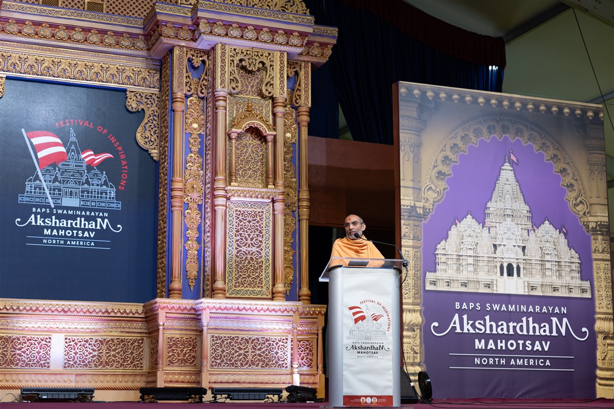 Viveknidhidas Swami addressing the evening assembly