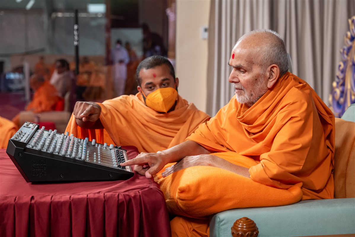 Swamishri participates in the evening assembly 