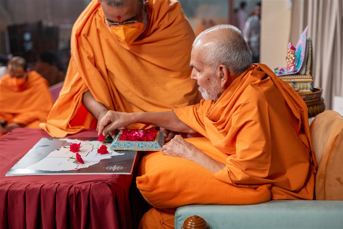 Swamishri blesses a map of the USA