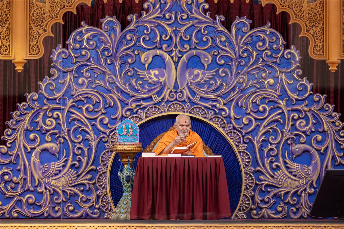 Swamishri addressing the evening assembly