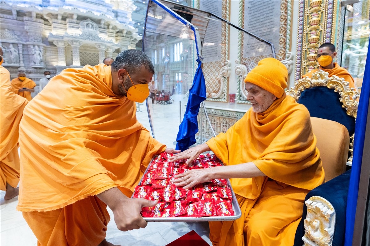 Swamishri sanctifies candies for children