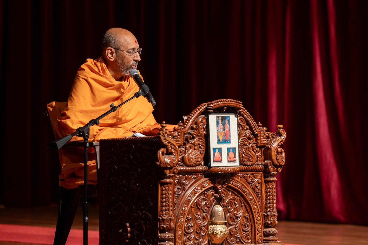 Vivekjivandas Swami addresses the assembly before Swamishri's puja