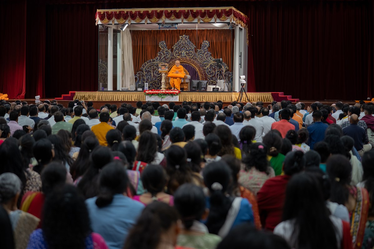 Swamishri patiently greets devotees