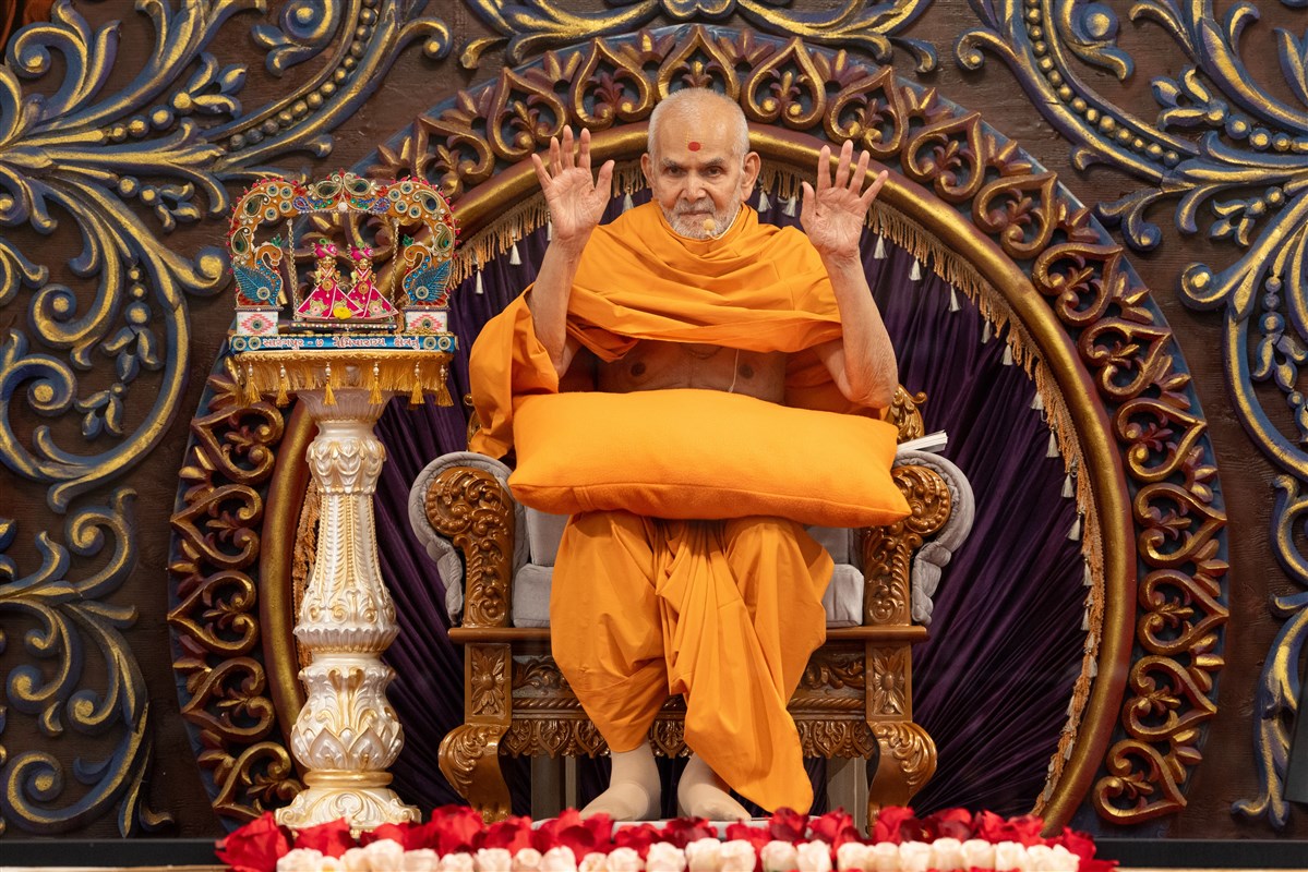 Swamishri blesses the devotees