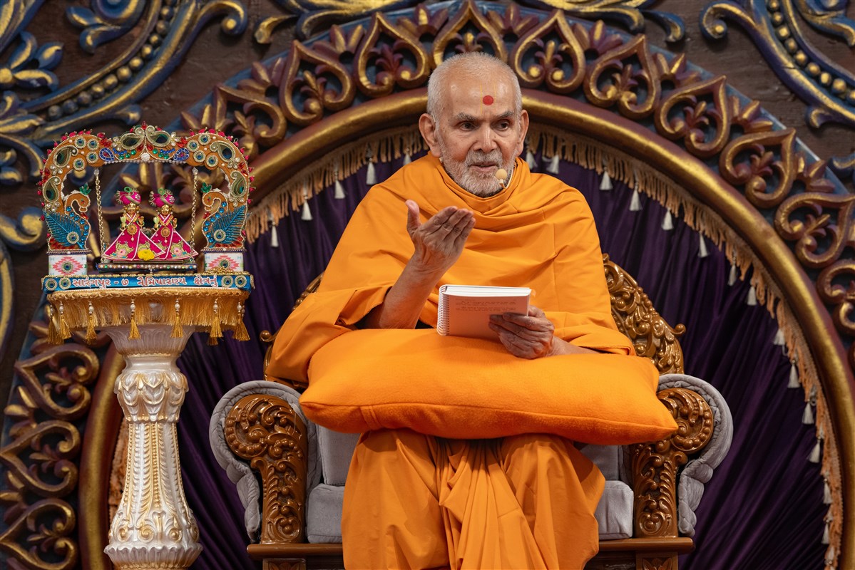 Swamishri blessings the assembly with spiritual guidance