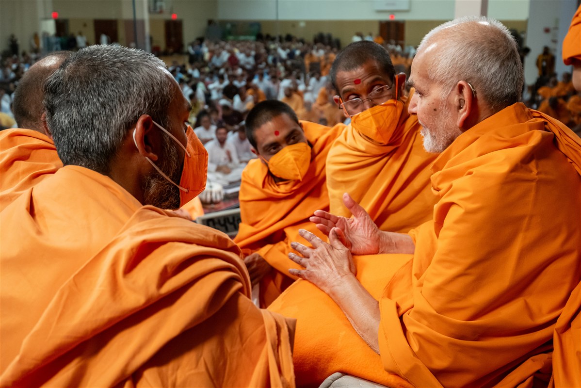 Swamishri blesses swamis