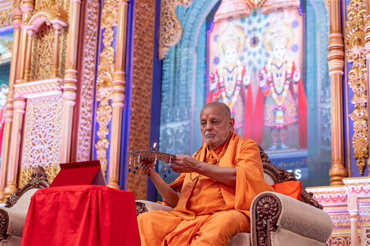 Sadguru Ishwarcharandas Swami performs the evening arti