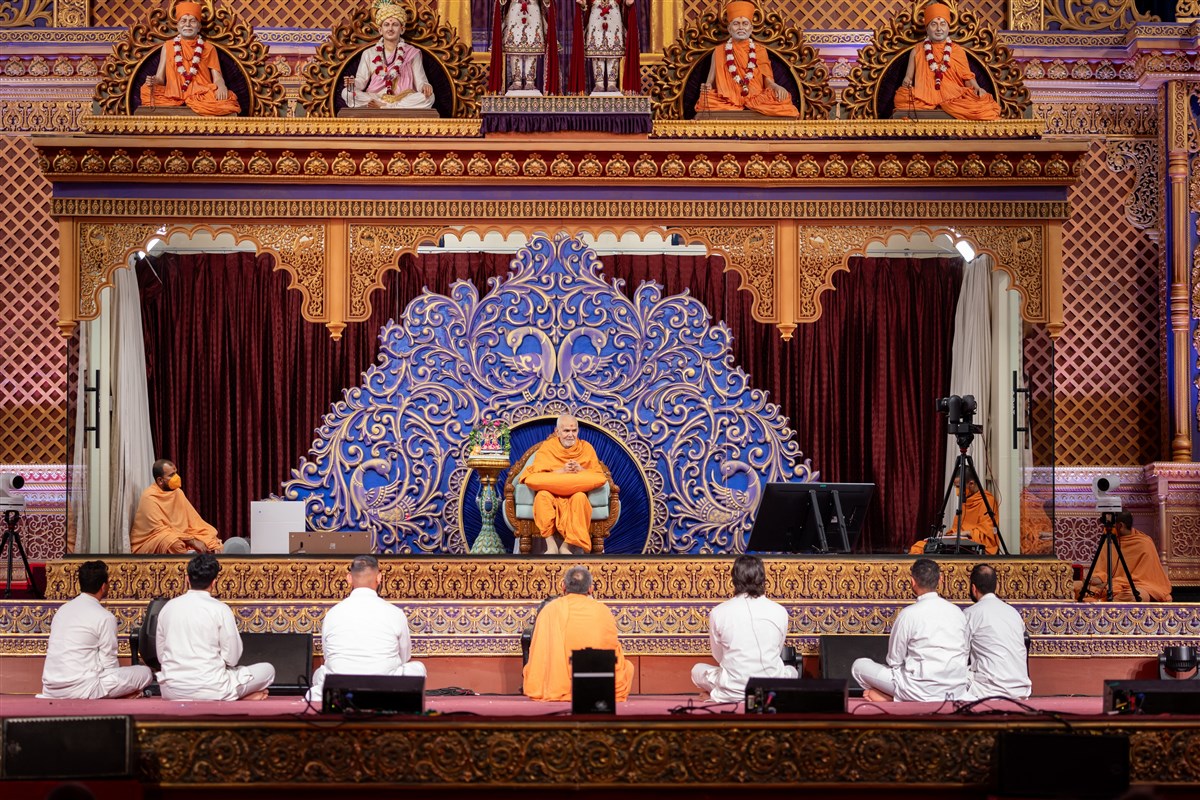 Swamishri engages in an interactive session