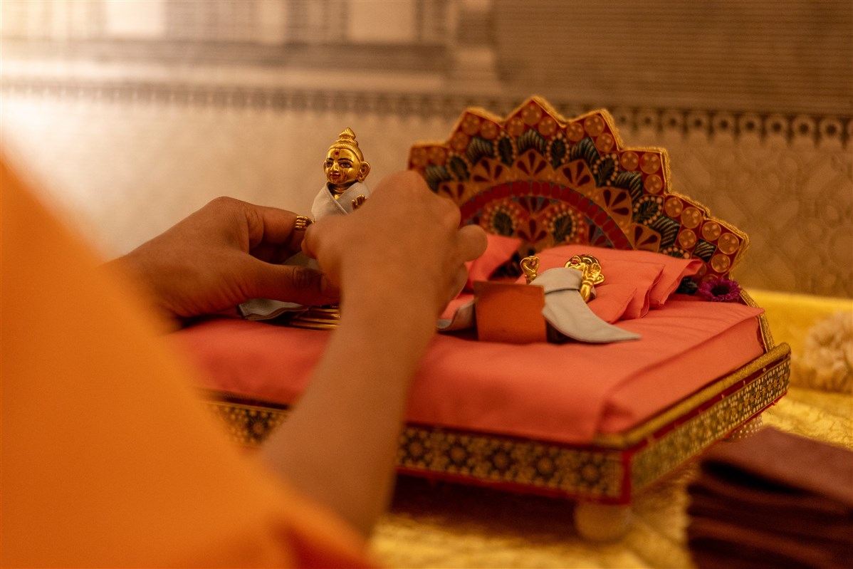 Morning worship rituals of Shri Harikrishna Maharaj and Shri Gunatitanand Swami Maharaj