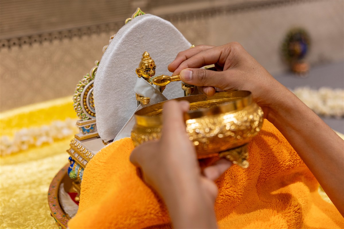 Morning worship rituals of Shri Harikrishna Maharaj and Shri Gunatitanand Swami Maharaj