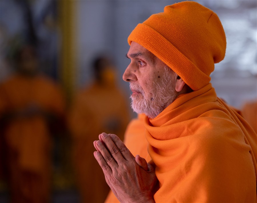 Swamishri deeply immersed in darshan