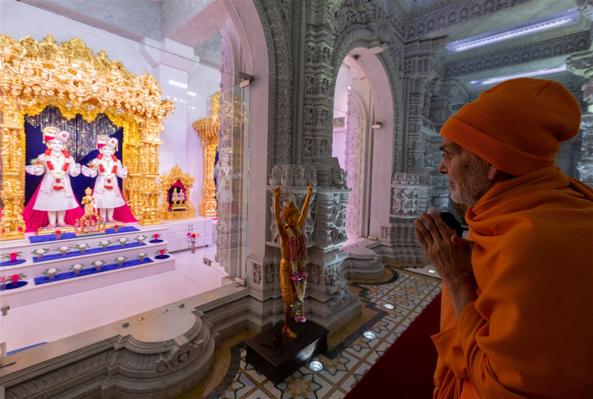 Swamishri doing darshan of Parabrahma Bhagwan Swaminarayan and Aksharbrahma Gunatitanand Swami
